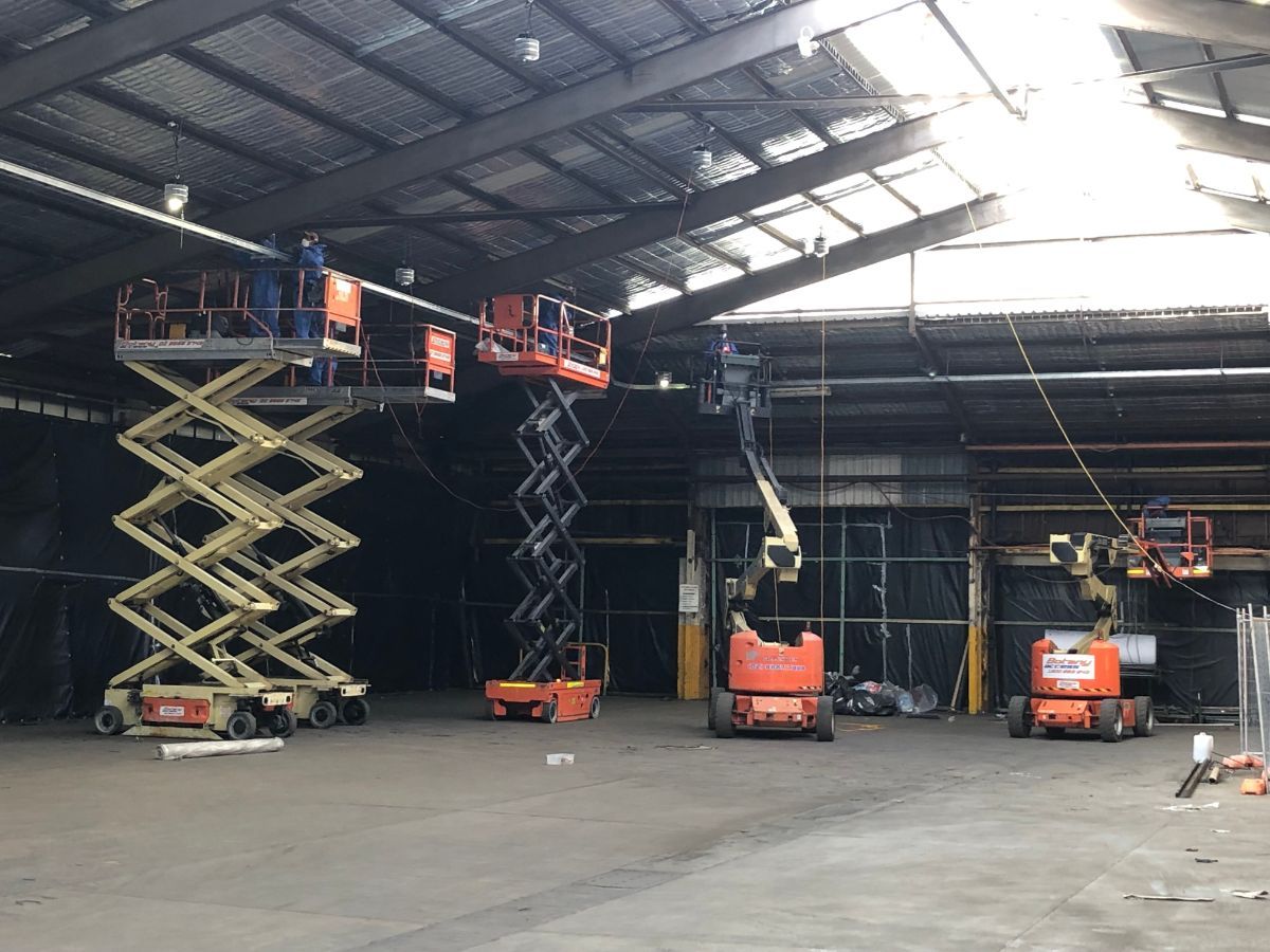 Asbestos cleaning Lidoran team cleaning asbestos safely in commercial building