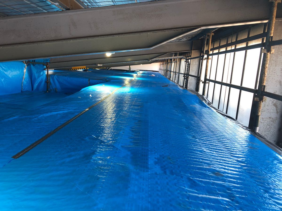 Asbestos encapsulation Lidoran team safely encapsulating asbestos in commercial building